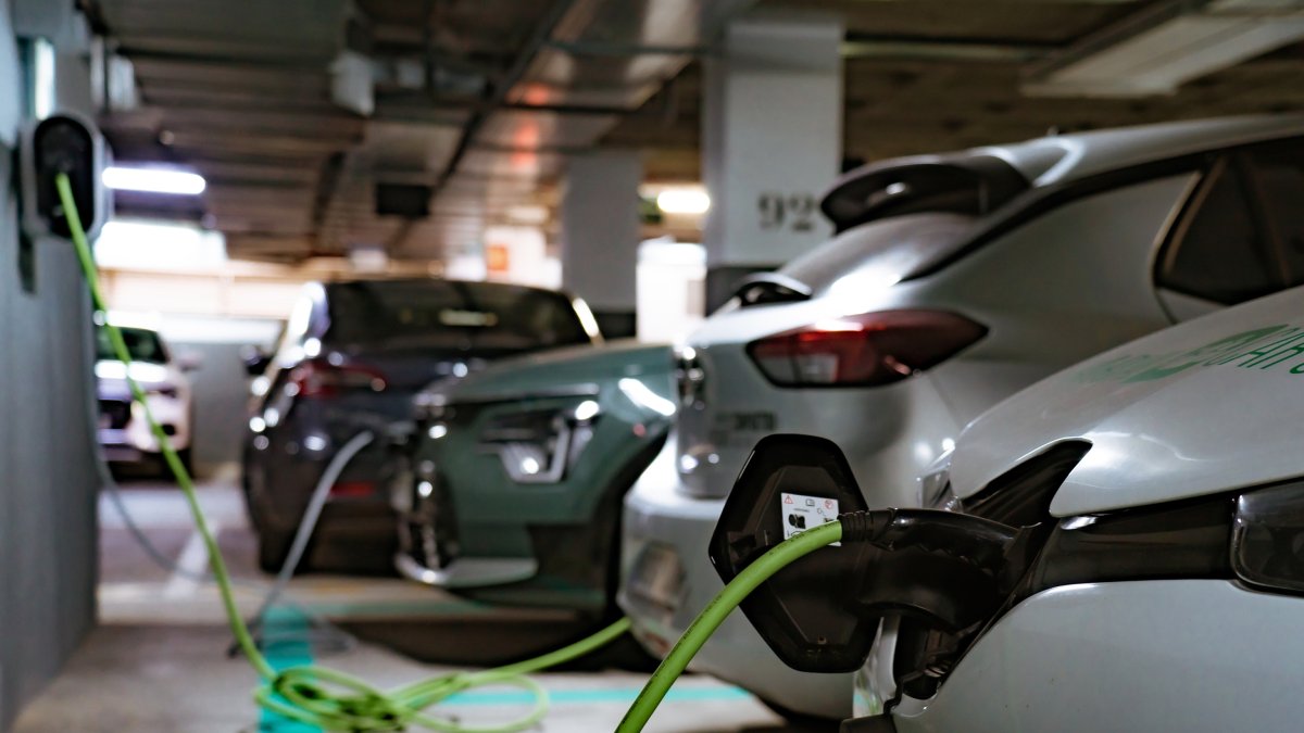 Archivo - Parking en Madrid de vehículos de coches eléctricos.