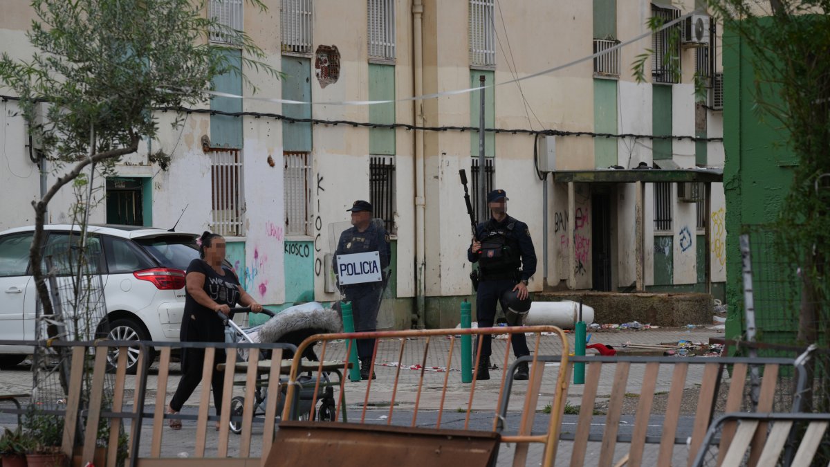 Efectivos de la Policía Nacional desplegados en el las Tres Mil Viviendas del Polígono Sur en Sevilla.
