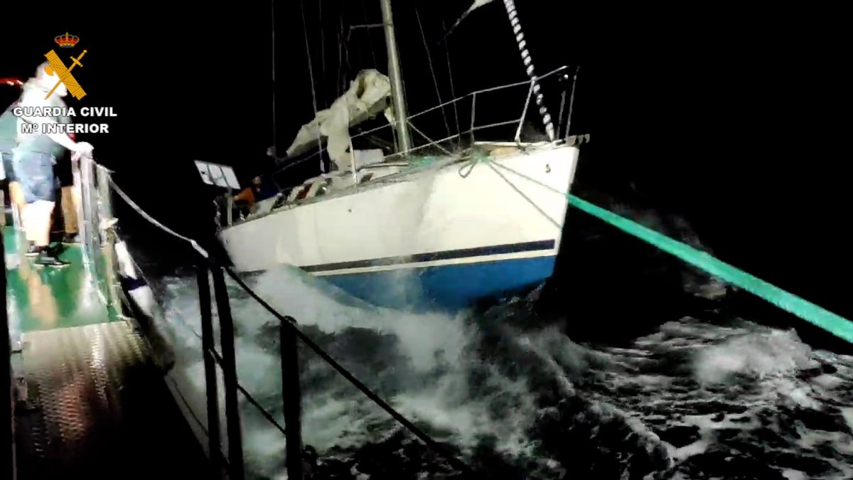 Rescatados cuatro tripulantes de un velero francés a la deriva en la isla de Tabarca