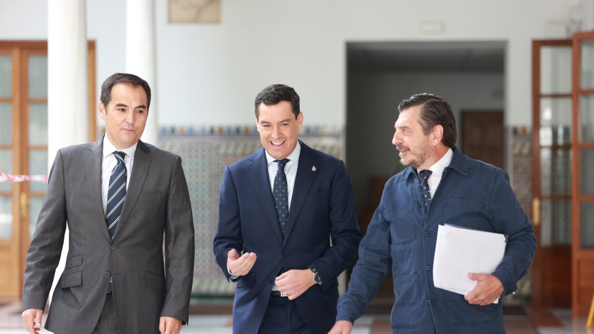 El presidente andaluz Juanma Moreno con el portavoz del PP-A, Toni Martín, y el consejero de Justicia en el Parlamento.