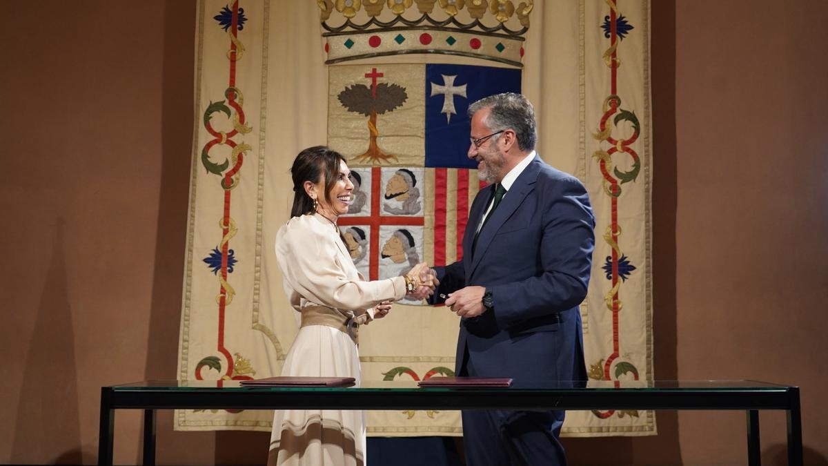Las cortes de Aragón rinden homenaje a los Reyes Católicos. Marta Fernández Presidenta de las cortes y y el presidente de las Cortes y de la Fundación de Castilla y León, Carlos Pollán
