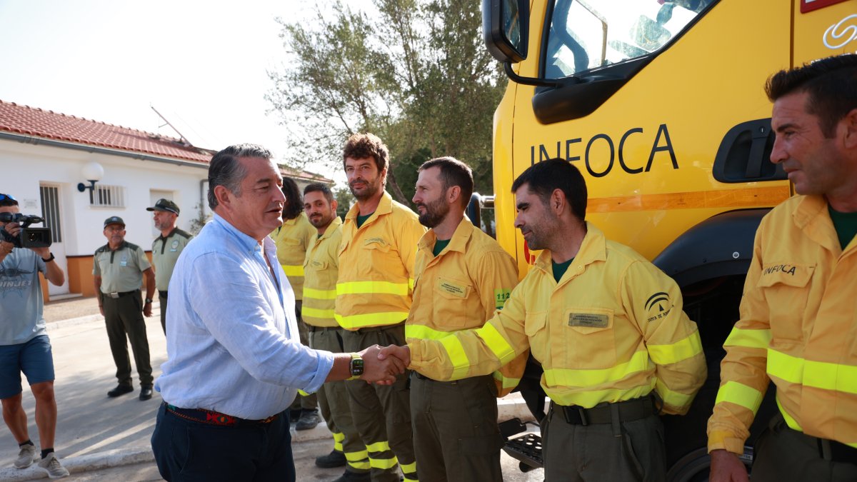 El consejero de la Presidencia de la Junta, Antonio Sanz, en una imagen de archivo con los efectivos del Infoca.