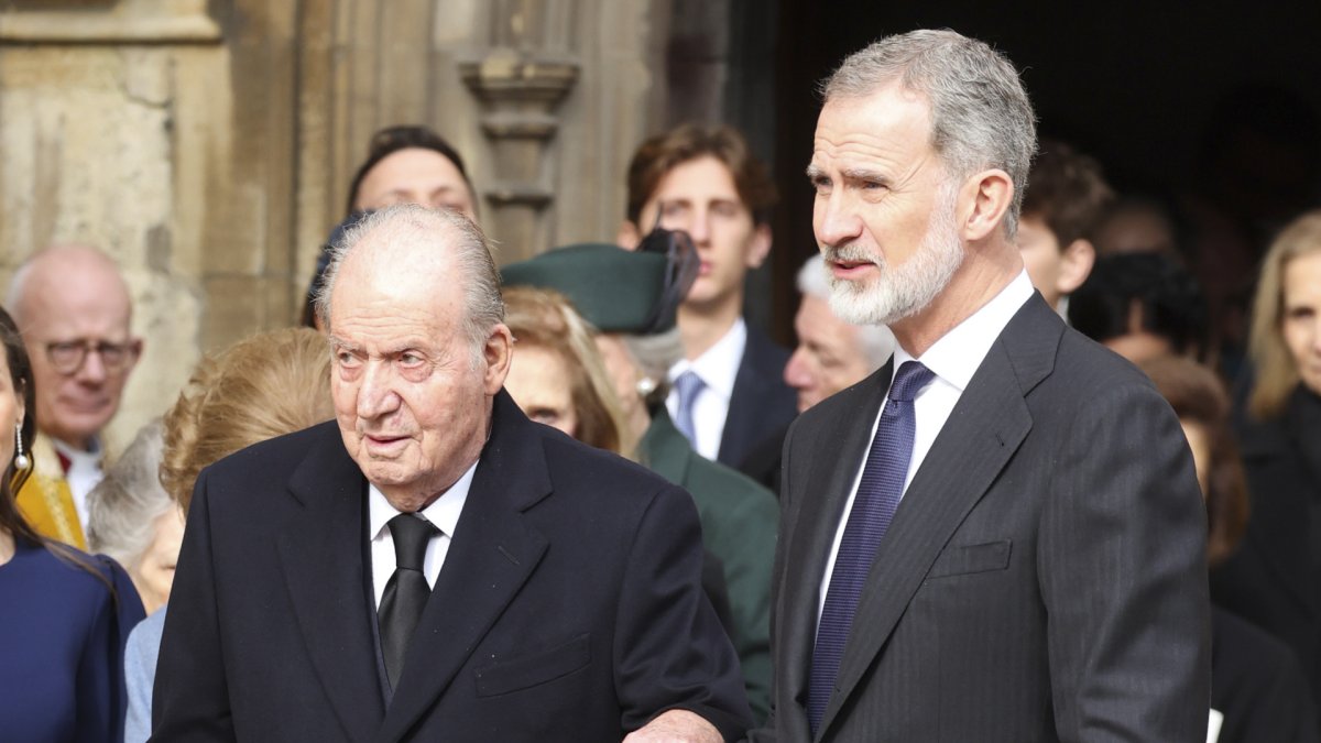 Juan Carlos I y Felipe VI, en el funeral de Constantino de Grecia en WindsorCastle, Berkshire.