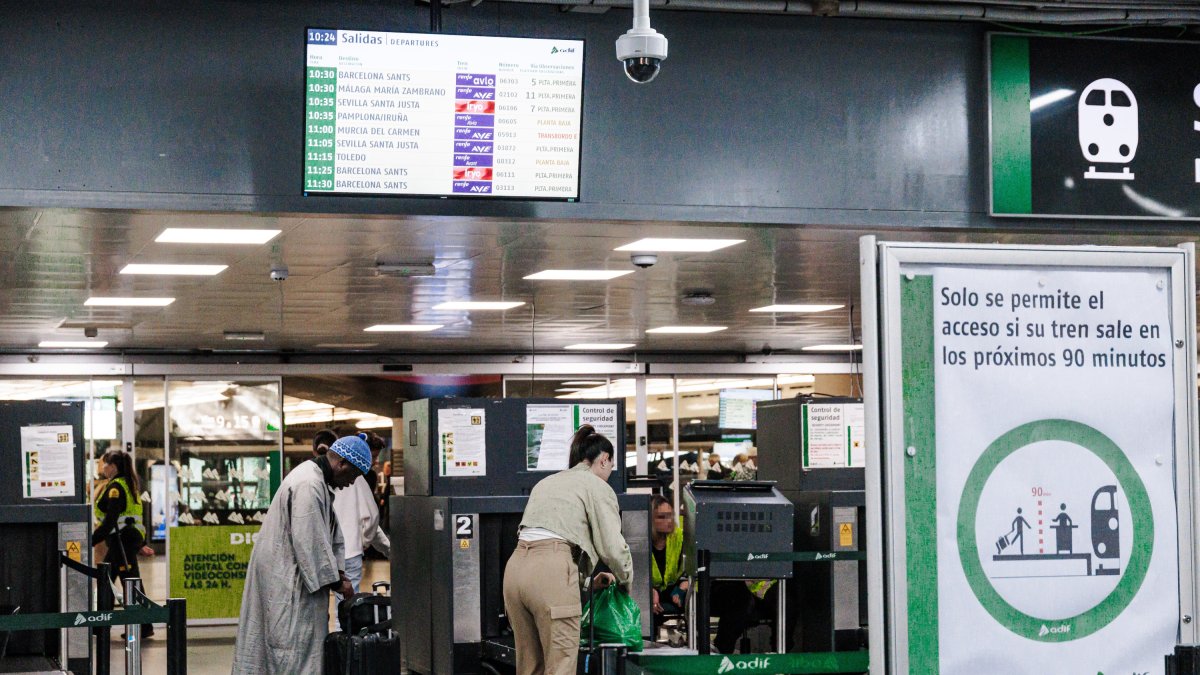 Pasajeros realizando el control de seguridad en la estación de tren de Atocha, a 21 de octubre de 2024, en Madrid (España)..