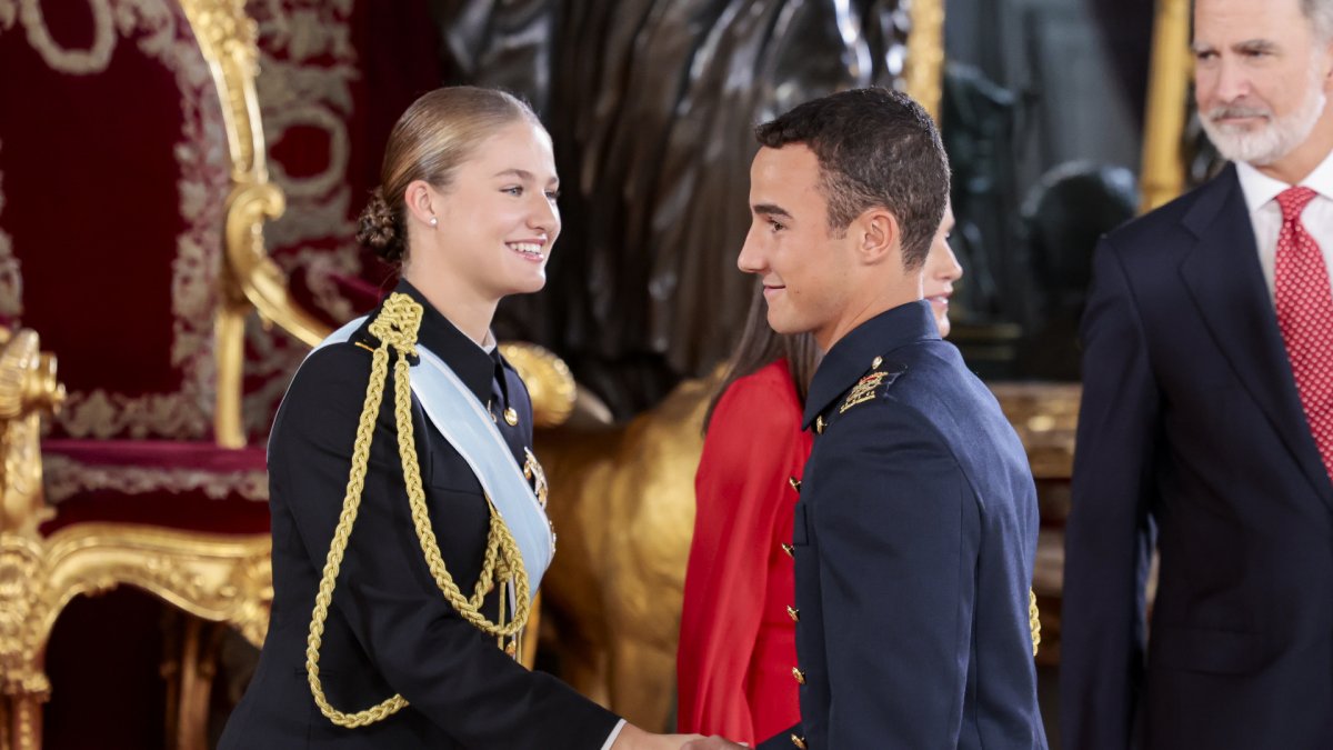 La Princesa Leonor saluda a un compañero de Marín, este pasado 12 de octubre.