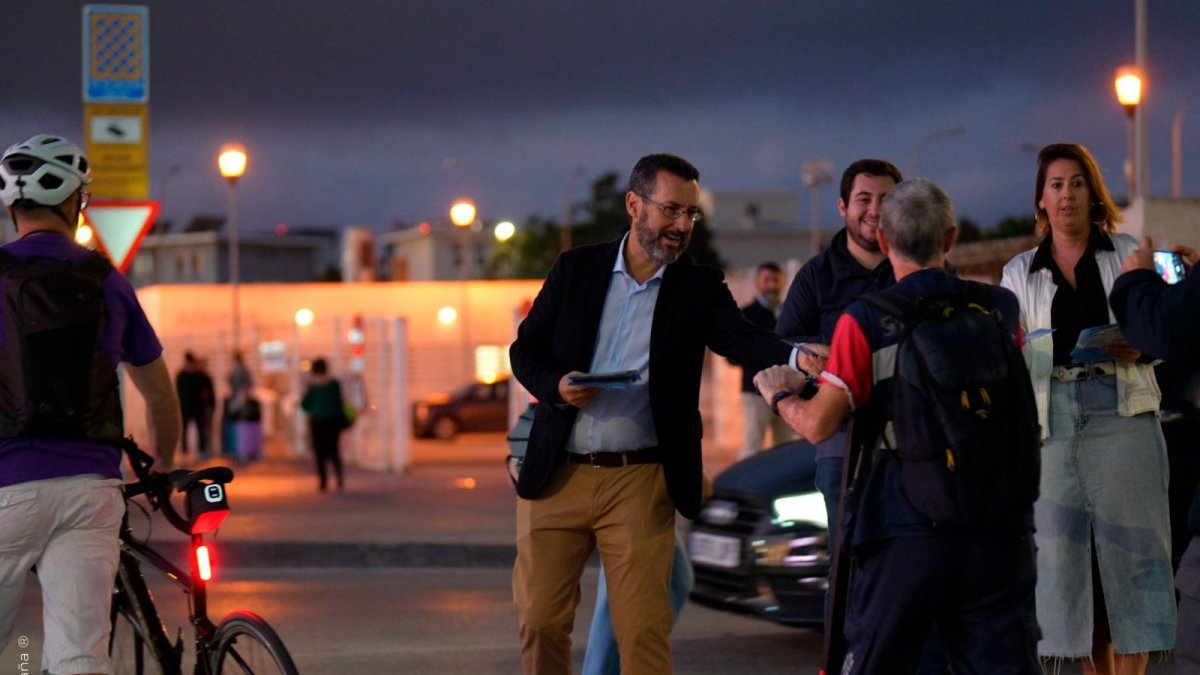 El alcalde de La Línea de la Concepción, Cádiz, repartiendo octavillas cerca de la frontera con Gibraltar.