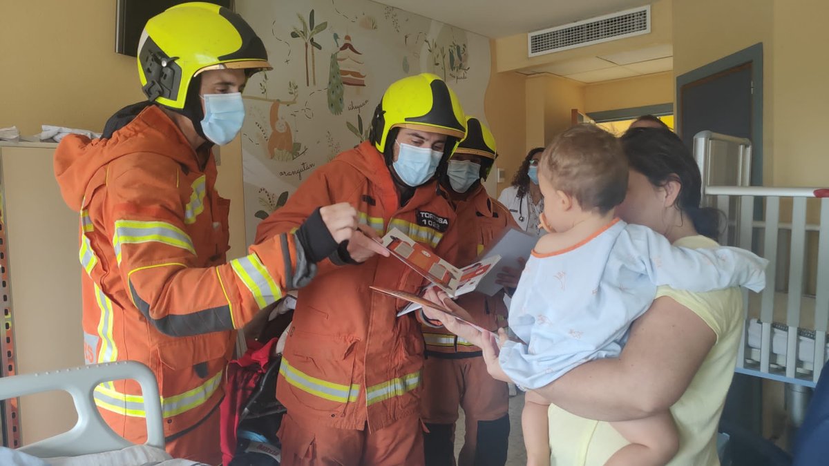 Visita de los bomberos en el hospital de Xàtiva