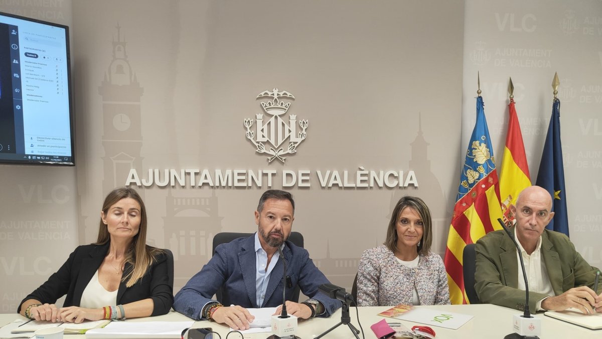 El portavoz de Vox en el Ayuntamiento de València, Juan Manuel Badenas, y los concejales José Gosálbez, Mónica Gil y Cecilia Herrero.