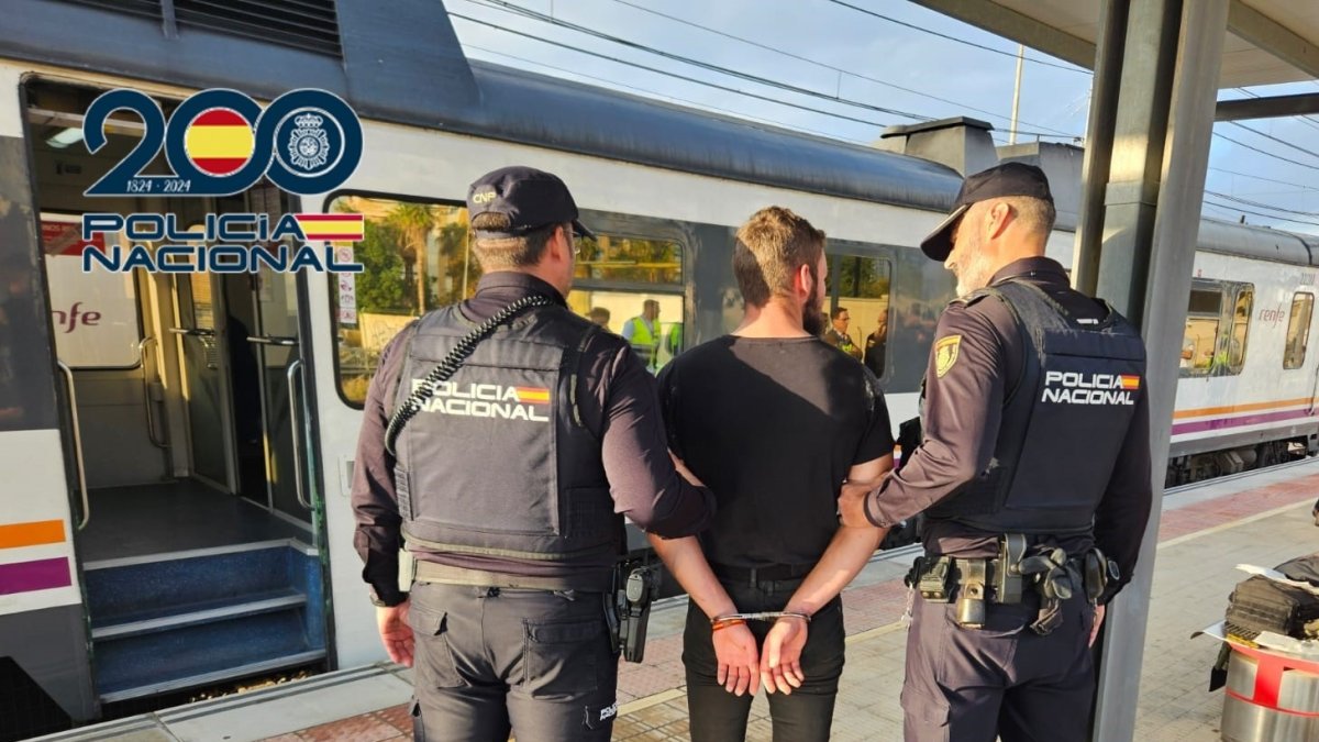 Imagen del detenido junto al vagón
Oliver Contreras /CNP
