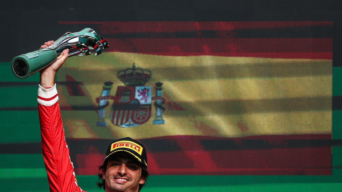 Carlos Sainz, celebrando su triunfo en el Gran Premio de Fórmula 1 disputado en México.
