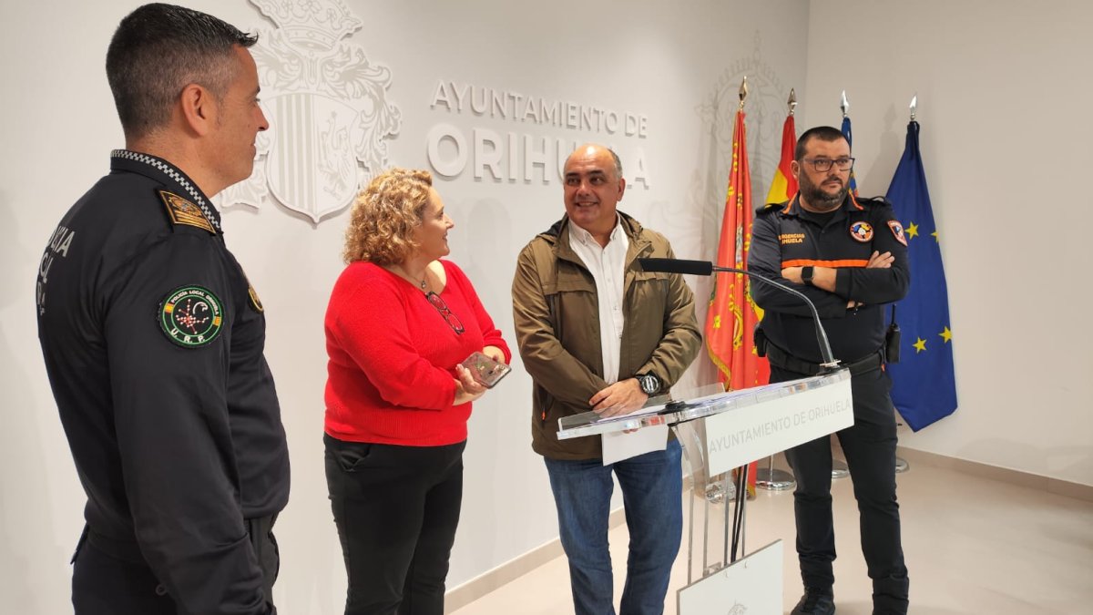 El concejal de Emergencias, Víctor Valverde, y la edil de Seguridad Ciudadana, Mónica Pastor, han presentado esta mañana el dispositivo de la festividad de Todos los Santos