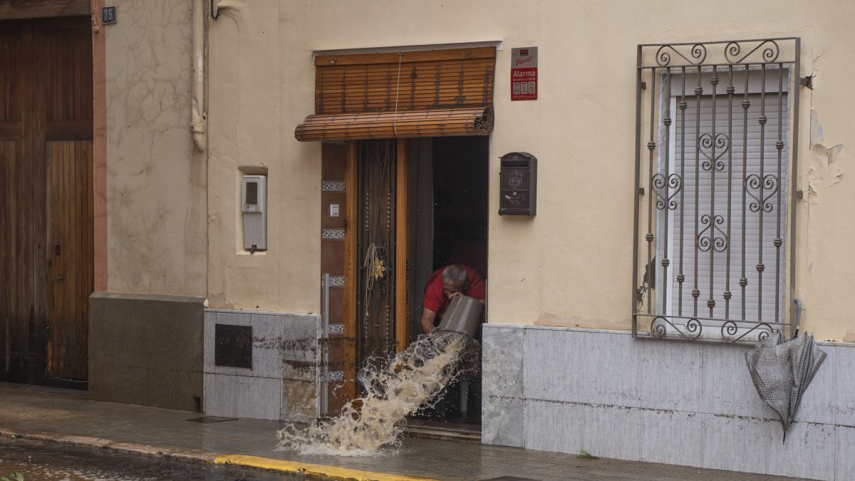 Un hombre achica agua en Llombai