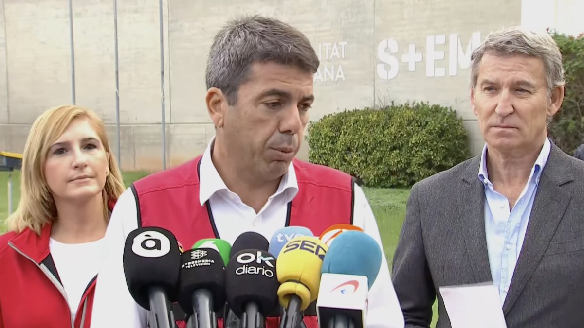 Carlos Mazón junto a Feijóo y Salomé Pradas en el Centro de Emergencias