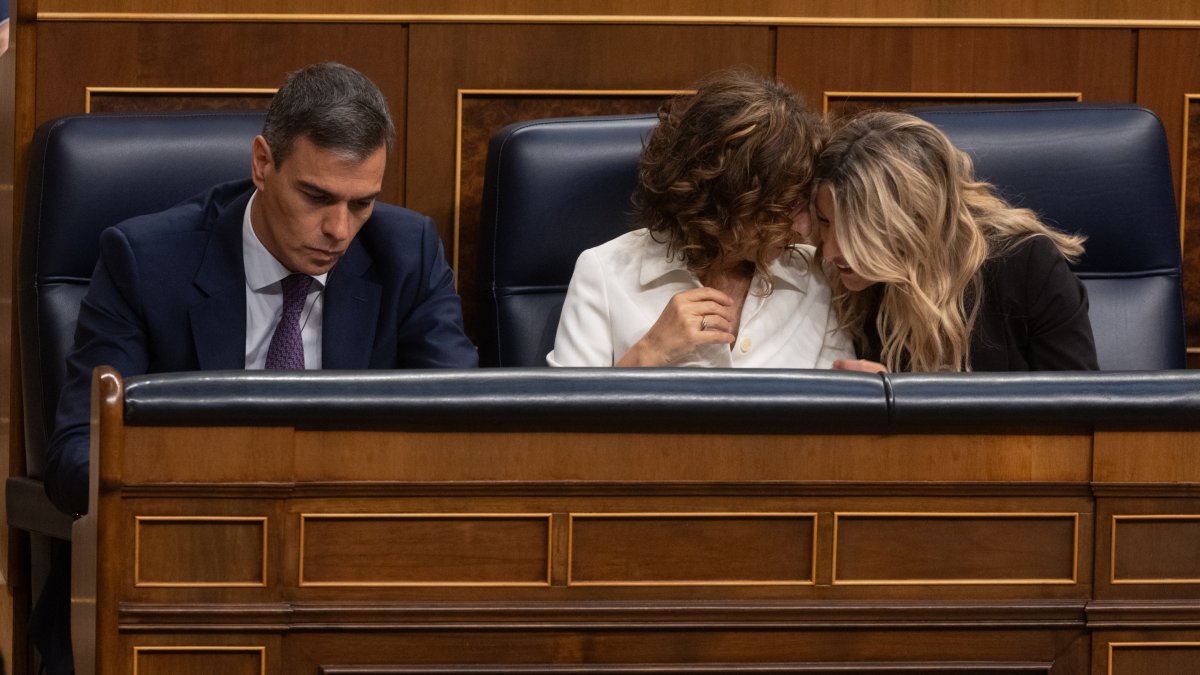 Pedro Sánchez, María Jesús Montero y Yolanda Díaz durante una sesión en el Congreso.