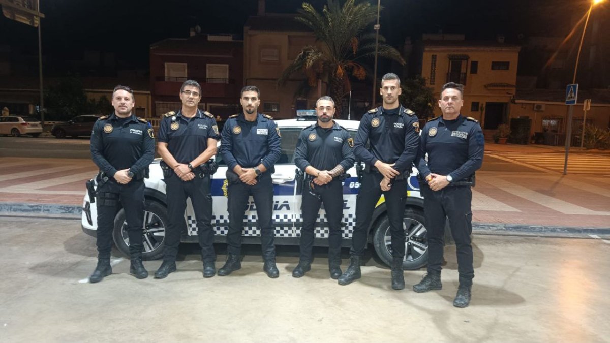 Policía Local de El Campello se suman al operativo de localización y rescate de afectados por la DANA en la localidad valenciana de Paiporta