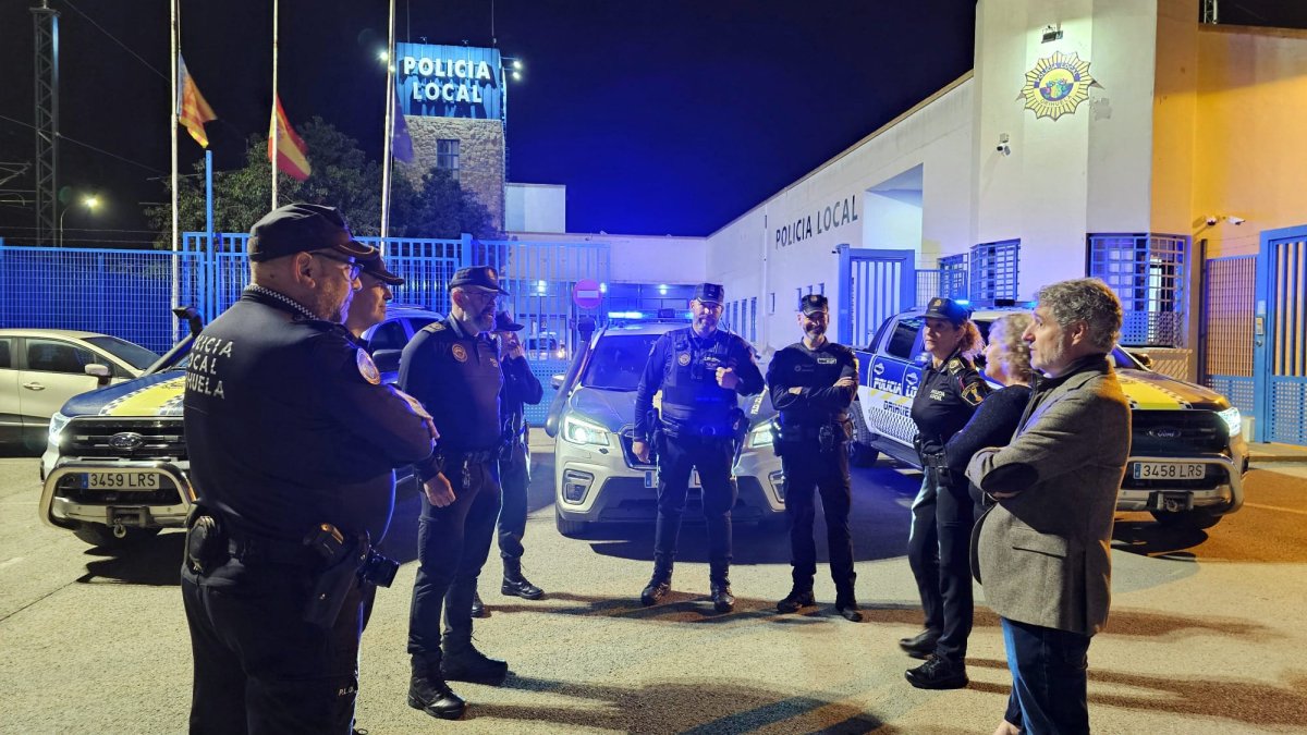 Agentes de la Policía Local de Orihuela que se presentan voluntarios a los trabajos de ayuda
