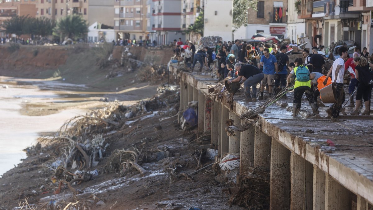 Vecinos de Paiporta y voluntarios en labores de limpieza.