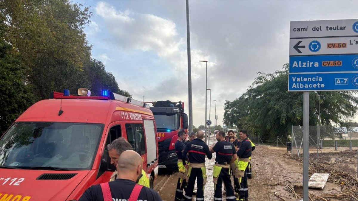 Bomberos de Alicante en una de las zonas de la provincia de Valencia afectadas por la DANA