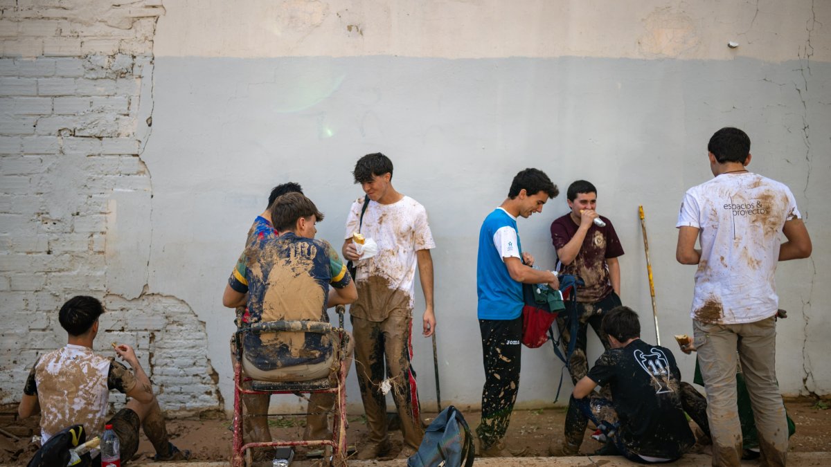 Varios jóvenes en una zona afectada por la DANA, a 2 de noviembre de 2024, en Massanassa.