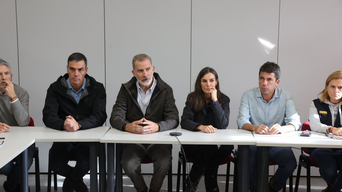 Felipe VI en el CECOPI tras lo ocurrido en Paiporta junto a Pedro Sánchez y Carlos Mazón.