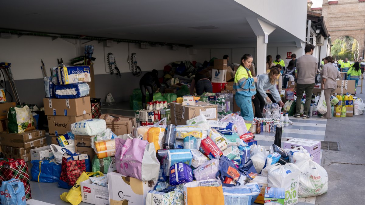 Voluntarios organizan los donativos en el punto de recogida de ayuda a Valencia de Chamberí, a 3 de noviembre de 2024, en Madrid (España).