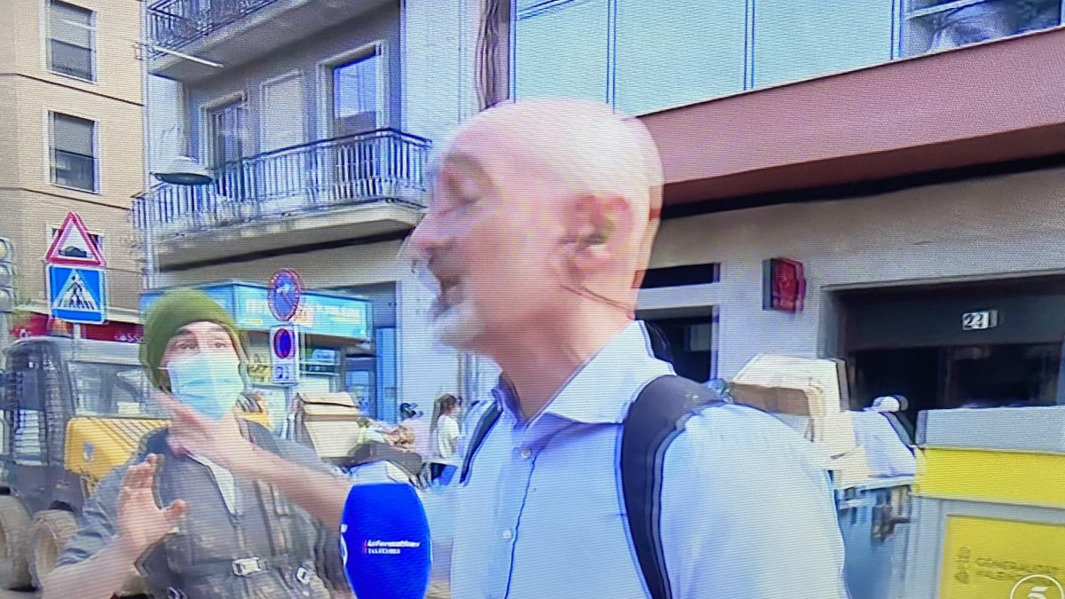 El momento en el que el reportero corta al vecino crítico con Pedro Sánchez.