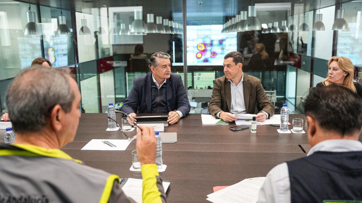 El presidente de la Junta de Andalucía, Juanma Moreno, y el consejero de Presidencia e Interior, Antonio Sanz, durante la reunión de coordinación en el Centro de Emergencias.