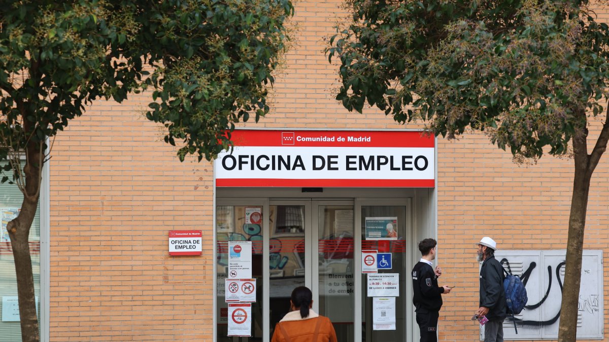 Exterior de una oficina del SEPE, a 5 de noviembre de 2024, en Madrid (España). El paro registrado en las oficinas de los servicios públicos de empleo subió en 26.769 personas en octubre en relación al mes anterior (+1%) impulsado, sobre todo, por el sector servicios tras el fin de la temporada turística, según datos publicados este martes por el Ministerio de Trabajo y Economía Social. Tras el ascenso de octubre, el número total de desempleados se situó en 2.602.054 parados, su cifra más baja en un mes de octubre desde 2007.

Marta Fernández / Europa Press
05/11/2024