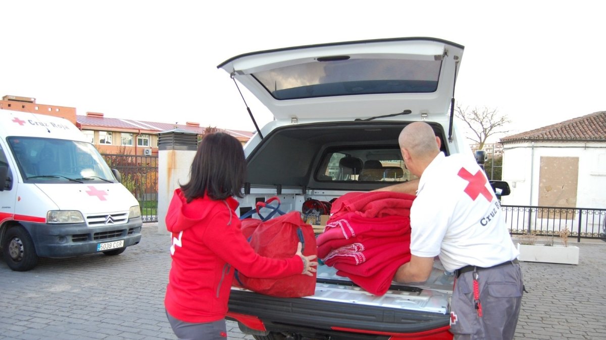 Voluntarios de la Cruz Roja preparando el equipo para ir a ayudar a los damnificados por la DANA.