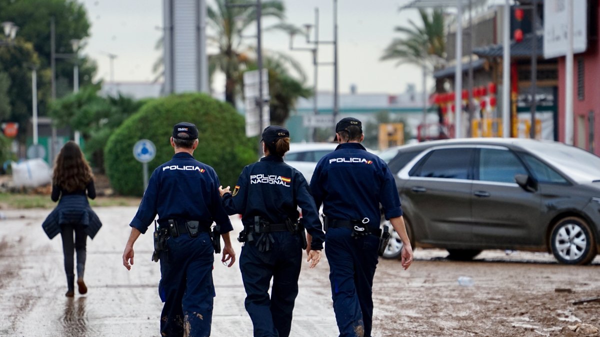 Tres agentes de Policía Nacional en las inmediaciones del centro comercial Bonaire.