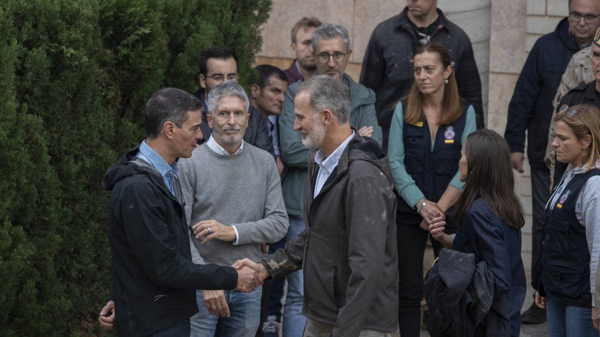 El Rey Felipe VI saluda al presidente del Gobierno, Pedro Sánchez, durante su visita al centro del 112