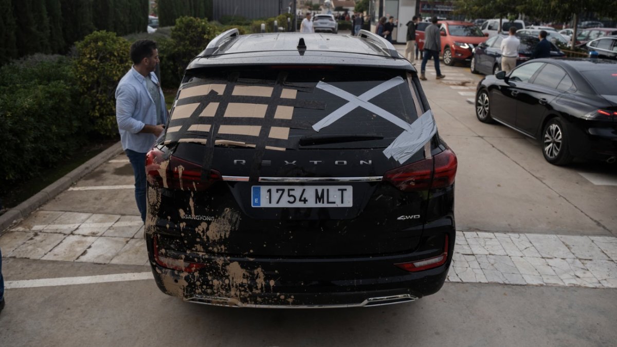 Así quedó el coche de Pedro Sánchez en Paiporta