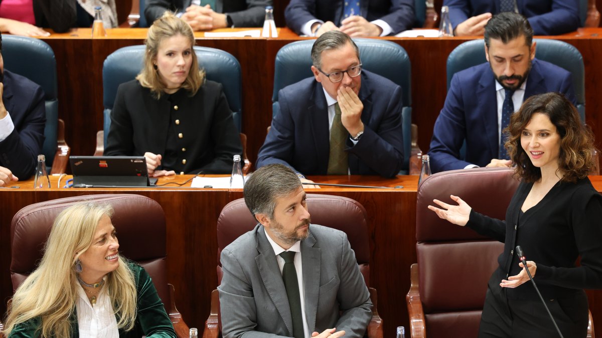 La presidenta de la Comunidad de Madrid, Isabel Díaz Ayuso, interviene durante un pleno en la Asamblea de Madrid