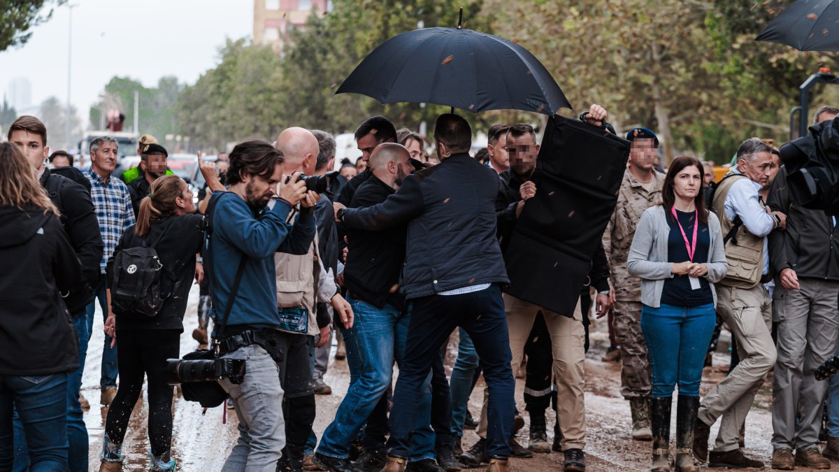 El presidente del Gobierno, Pedro Sánchez, siendo protegido el pasado domingo en Paiporta.