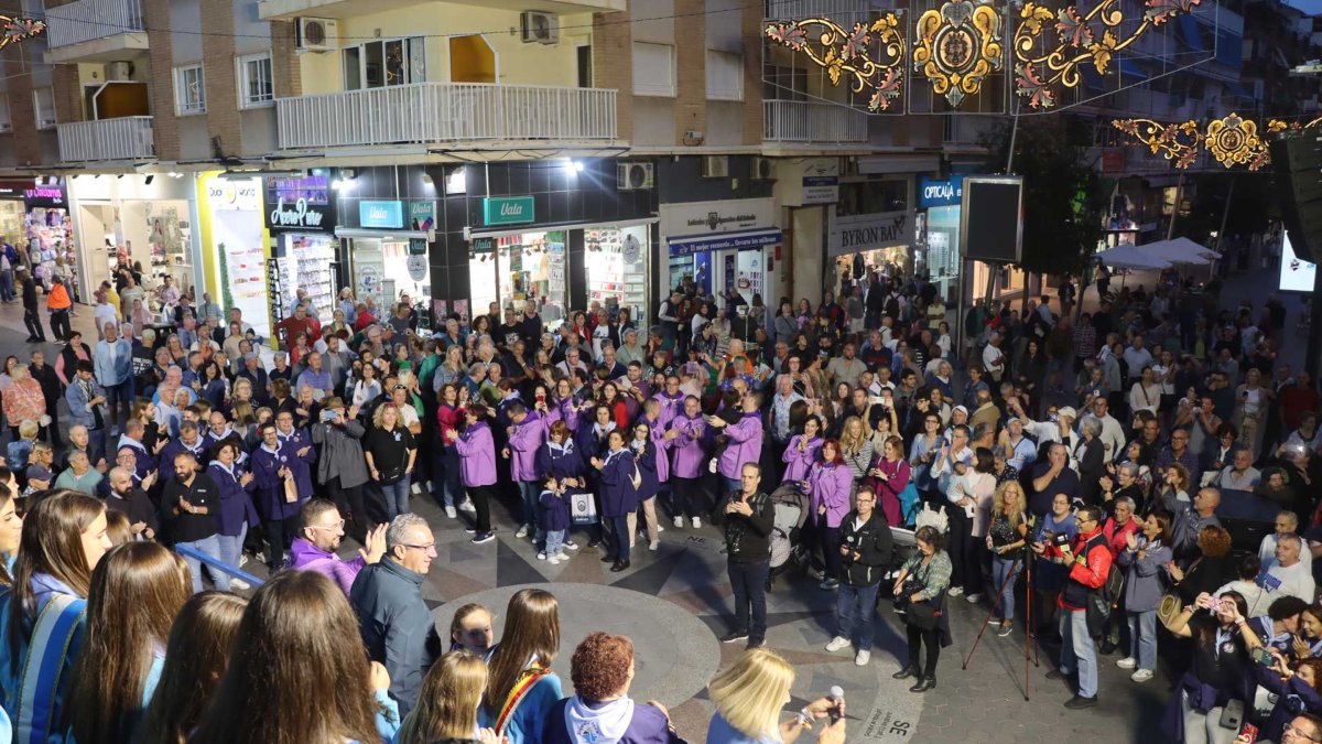 Centenares de vecinos y visitantes se ha reunido en la tarde de hoy viernes ante la tribuna instalada en la confluencia de las calles Martínez Alejos con Gambo