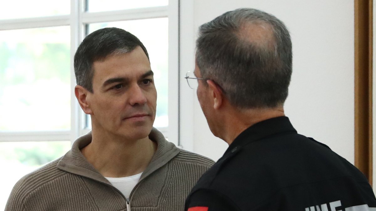 Pedro Sánchez, este domingo, durante la reunión del Comité de crisis para el seguimiento de los efectos de la DANA.