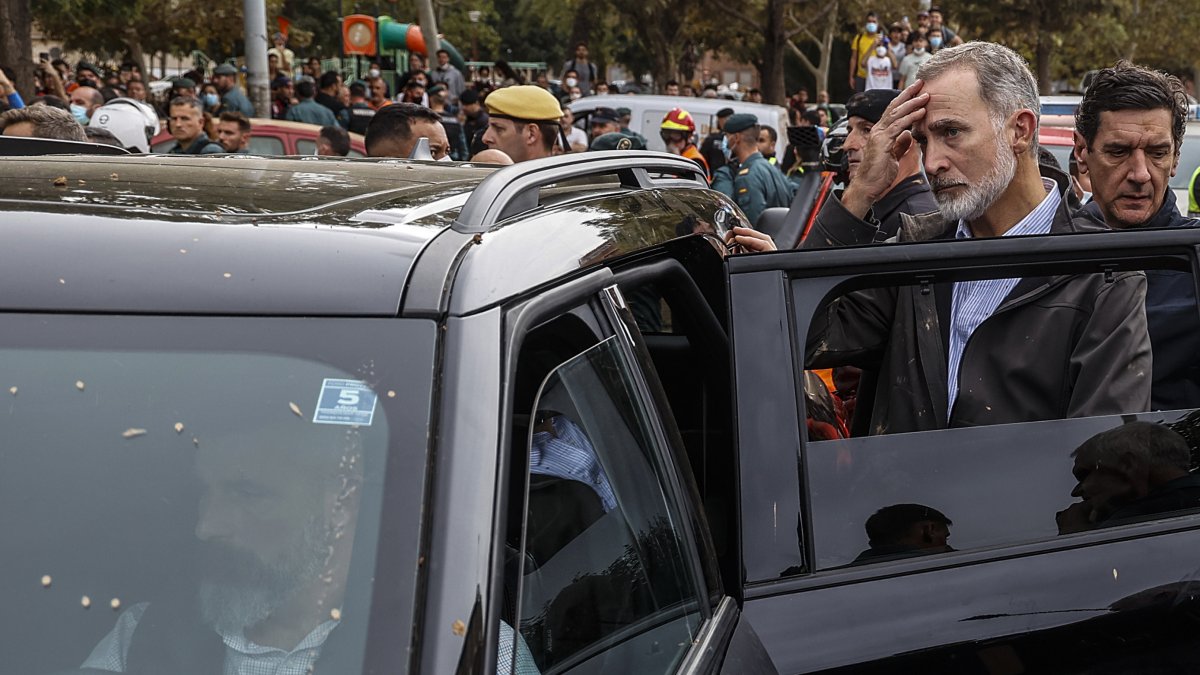 El rey Felipe VI entra en un coche tras su visita a Paiporta el pasado 3 de noviembre.