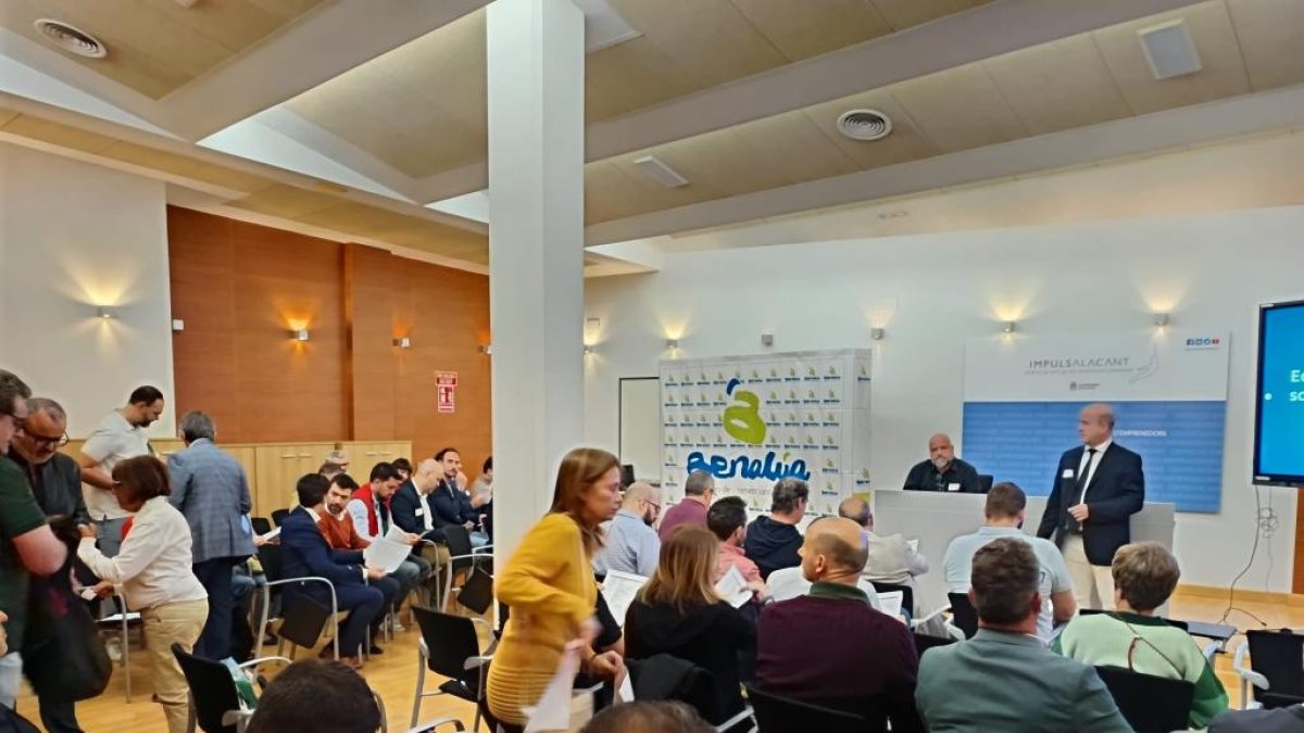 Más de 60 propietarios de comercios de Benalúa y la zona centro participan en el Centro de Emprendedores en la primera jornada piloto de este programa municipal