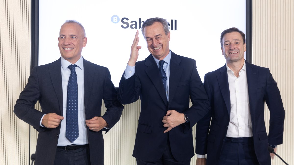 (Foto de ARCHIVO)
El consejero delegado de Banco Sabadell, César González-Bueno (c), durante una rueda de prensa, en el auditorio del Banco Sabadell, a 31 de octubre de 2024, en Madrid (España). El Banco Sabadell ganó entre enero y septiembre un 25,9% más que en el mismo periodo del año anterior, alcanzando así una cifra récord de beneficio de 1.295 millones de euros, prácticamente igualando en nueve meses el beneficio de todo 2023.
Eduardo Parra / Europa Press
31 OCTUBRE 2024;RESULTADOS;SABADELL;ECONOMÍA;BANCO;FINANCIERO;ENTIDAD;FINANCIERA;
31/10/2024