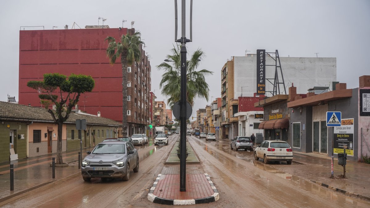 Varios vehículos circulan por una avenida, a 13 de noviembre de 2024, en Beniparrell