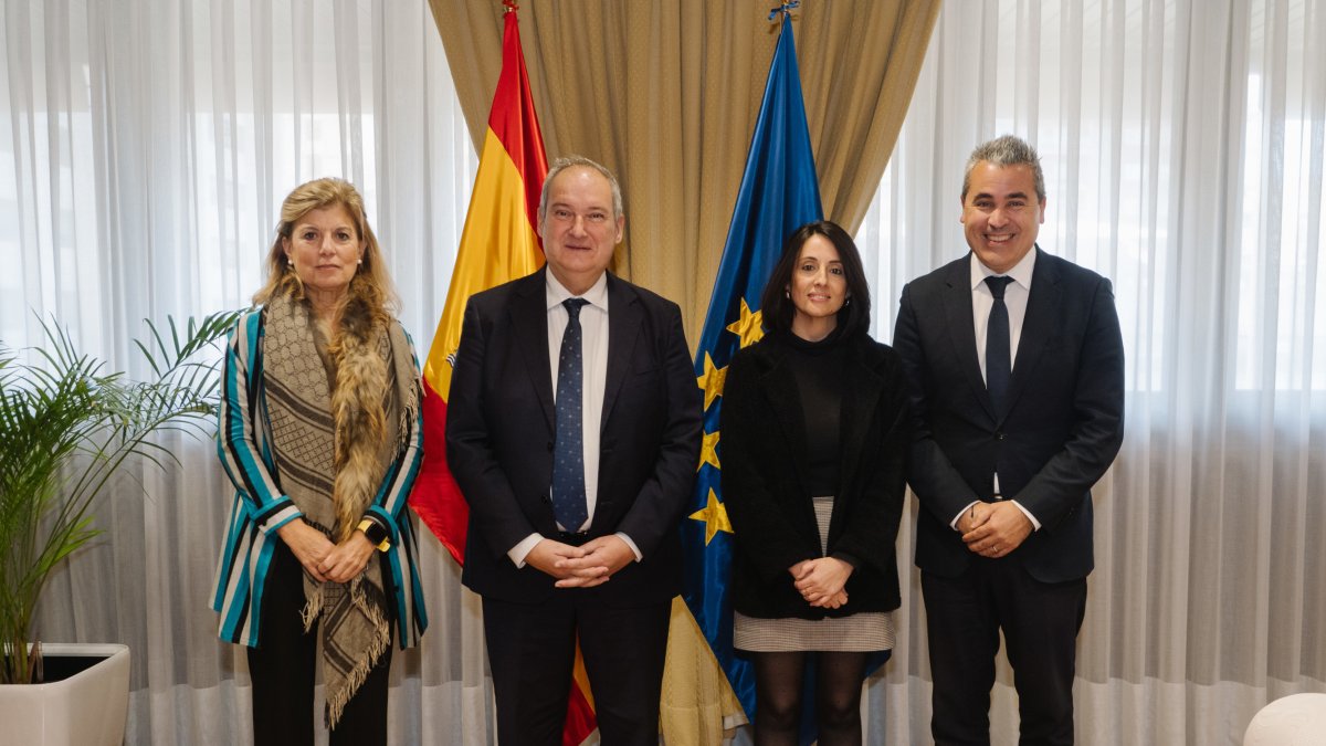 El ministro de Industria y Turismo, Jordi Hereu y la secretaria de Estado de Industria, Rebeca Torró, se han reunido con los los presidentes de Anfac y de Faconauto Josep María Recasens y Marta Blázquez, respectivamente.