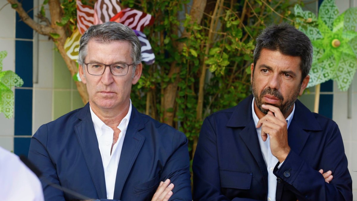 El presidente del Partido Popular, Alberto Núñez Feijóo, junto al presidente del PPCV, Carlos Mazón.