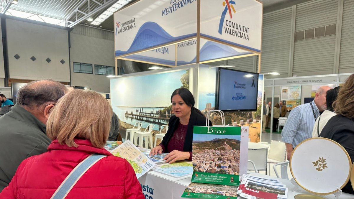Municipios de Alicante muestran su oferta cultural y enogastronómica en la Feria Intur de Valladolid