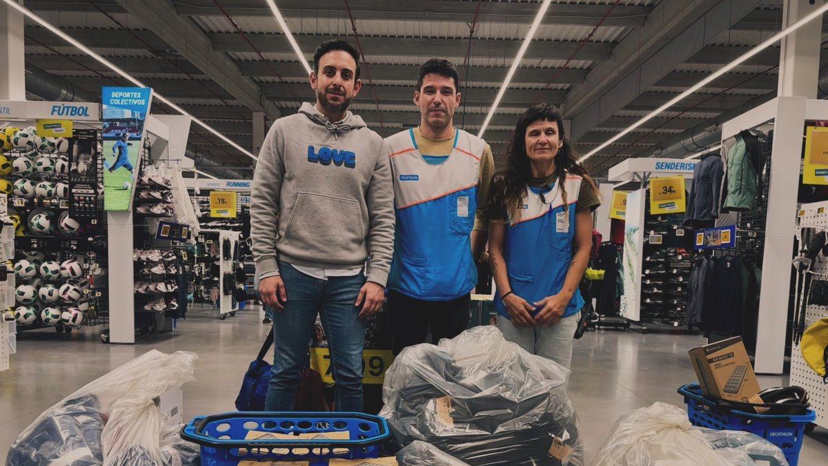 Alberto Aibar junto a trabajadores de Dechatlon