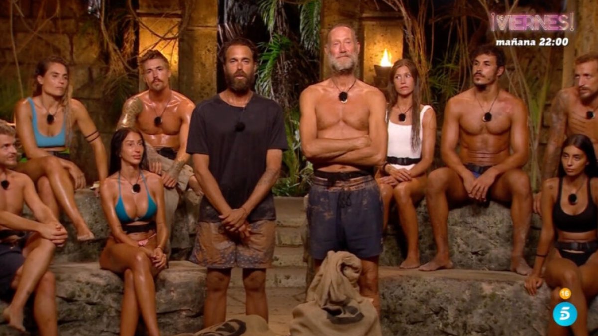 Javier Ungría (a la izquierda, de pie) durante su participación en Supervivientes.