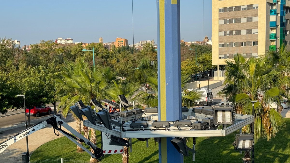 (Foto de ARCHIVO)
Cambio de luminarias del Puente de la Unión en Zaragoza buscando el ahorro energético. 

REMITIDA / HANDOUT por DANI MARCOS
Fotografía remitida a medios de comunicación exclusivamente para ilustrar la noticia a la que hace referencia la imagen, y citando la procedencia de la imagen en la firma
24/9/2024