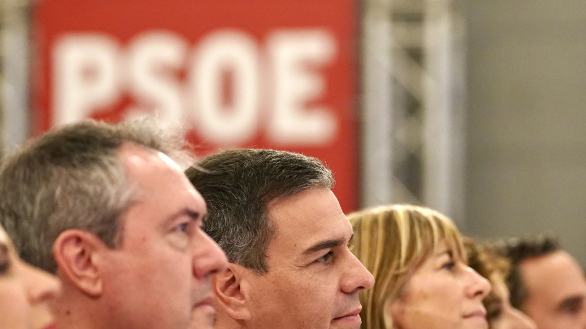 El secretario general del PSOE, Pedro Sánchez, junto al secretario general del PSOE-A, Juan Espadas, en una imagen de archivo.