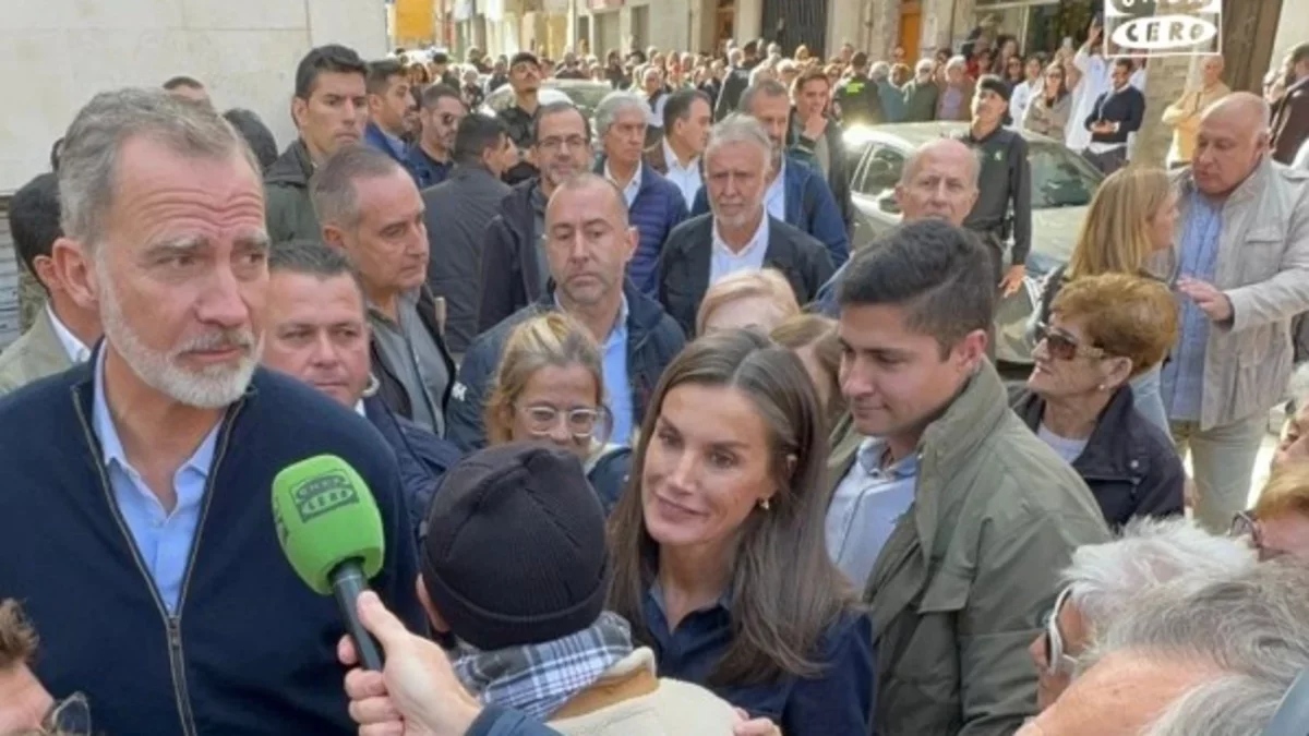 Los Reyes hablan con Alsina en las calles de Chiva.