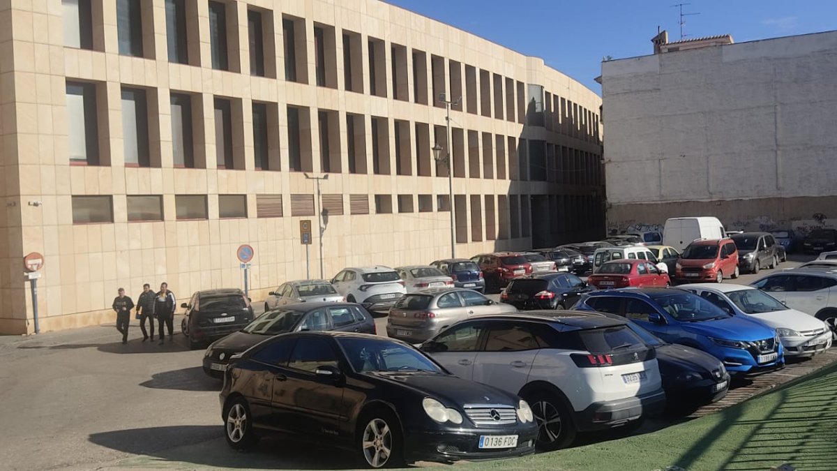 Trasera del aulario Casa del Paso y solar ofrecido para viviendas.