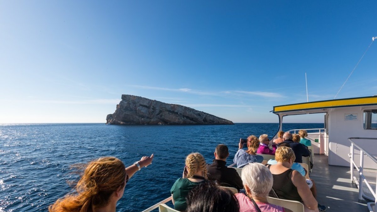 Turistas con la isla de Benidorm al fondo